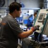 Medewerker van Lintzaagmeesters bedient een machine voor de productie van zaagbanden