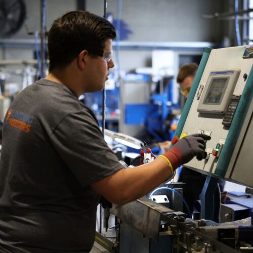 Medewerker van Lintzaagmeesters bedient een machine voor de productie van zaagbanden